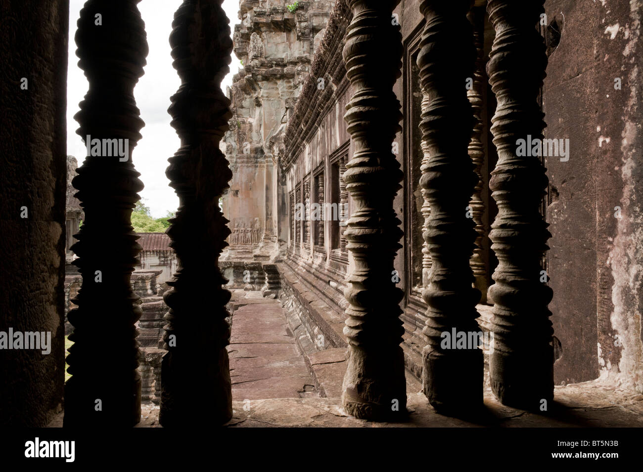 Vista dal chiostro Windows nella Sala dei mille Buddha nel complesso di Angkor Wat, Cambogia Foto Stock