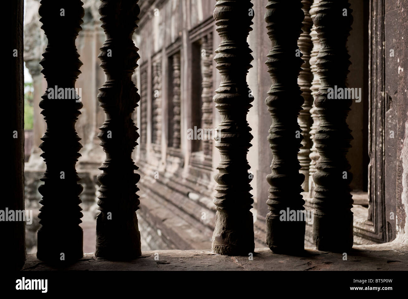 Vista dal chiostro Windows nella Sala dei mille Buddha nel complesso di Angkor Wat, Cambogia Foto Stock