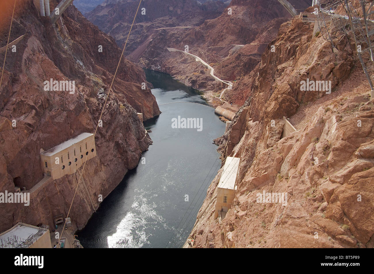 Una vista dell'acqua e strutture costruite nel paesaggio roccioso alla base della Diga di Hoover Foto Stock