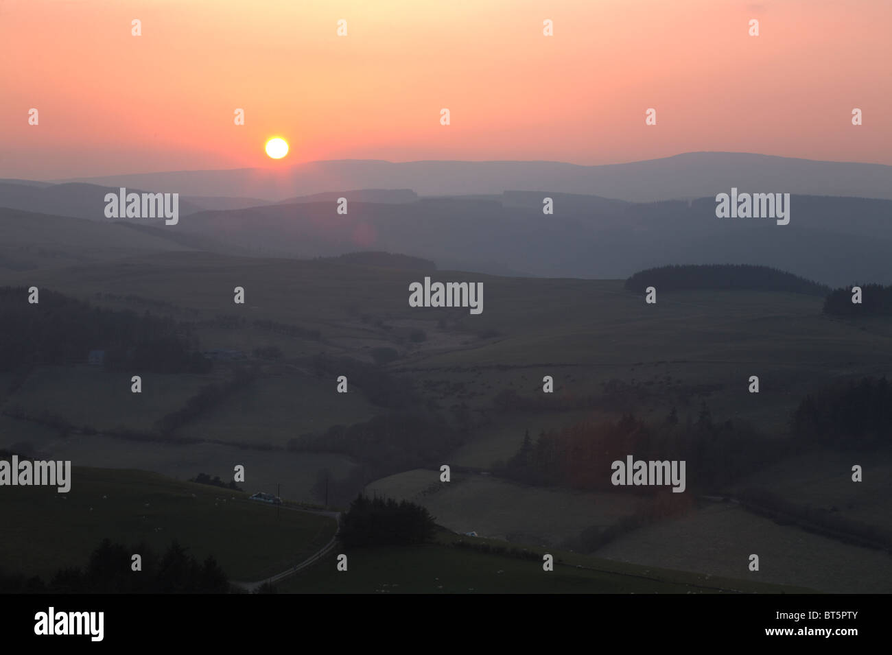 Tramonto sulla collina di fattorie in Cambriano Montagne, Vicino Llanidloes, POWYS, GALLES. Foto Stock