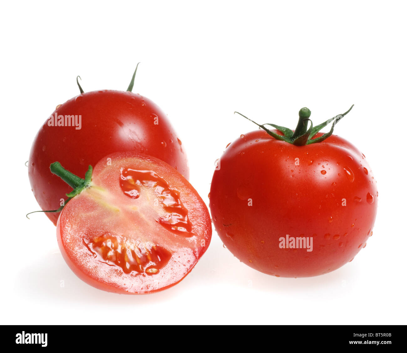 Pomodoro rosso con verdure tagliate isolati su sfondo bianco Foto Stock