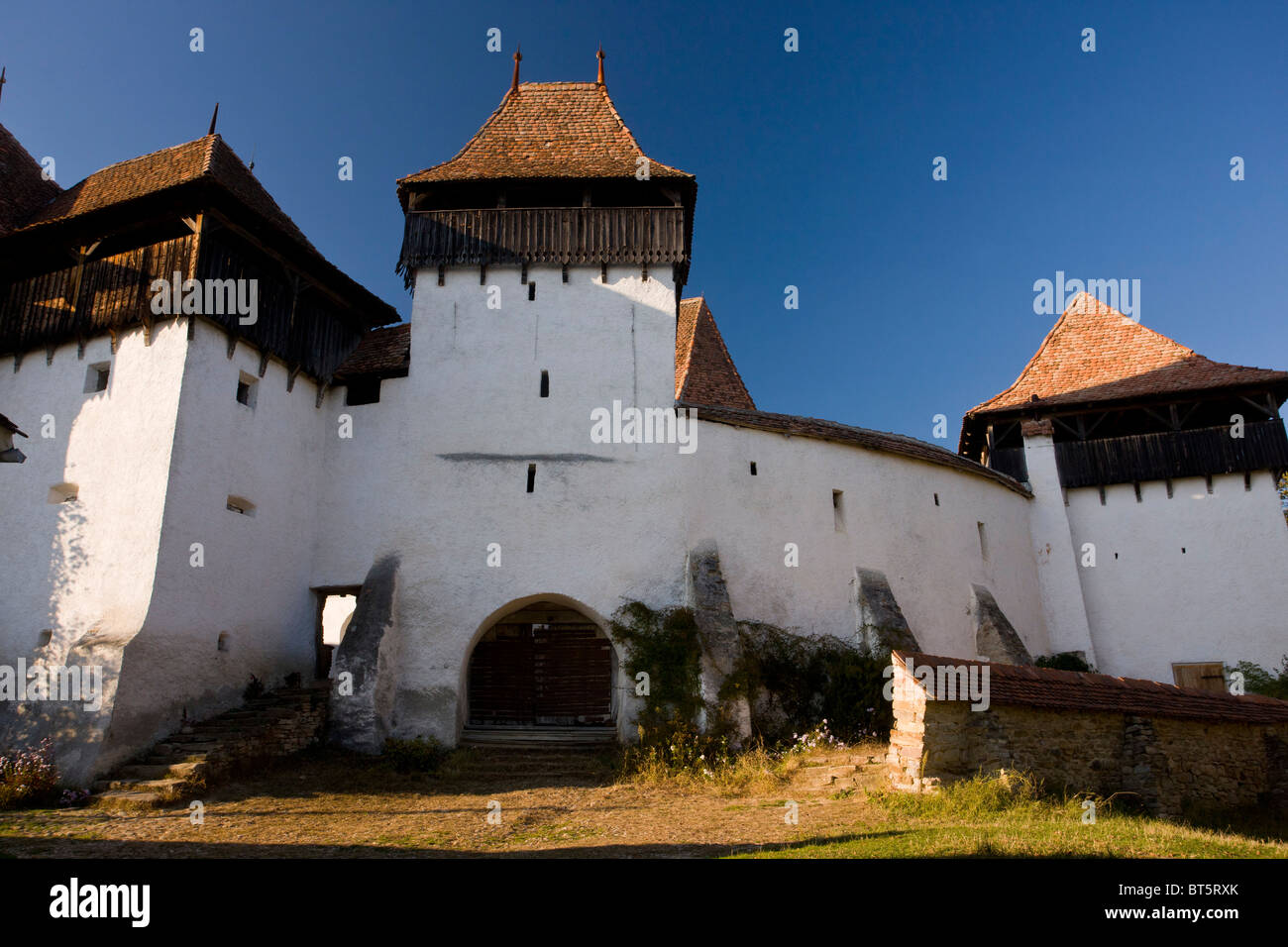 Fortificato chiesa sassone (sito Patrimonio Mondiale) nel vecchio villaggio sassone di Viscri, Transilvania, Romania Foto Stock