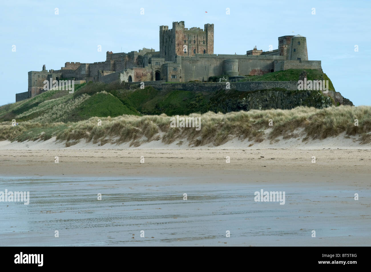 Il castello di Bamburgh estate REGNO UNITO GB Regno Unito Gran Bretagna Inghilterra inglese antico, architettura, bamburgh, spiaggia, grande, blu, BRI Foto Stock