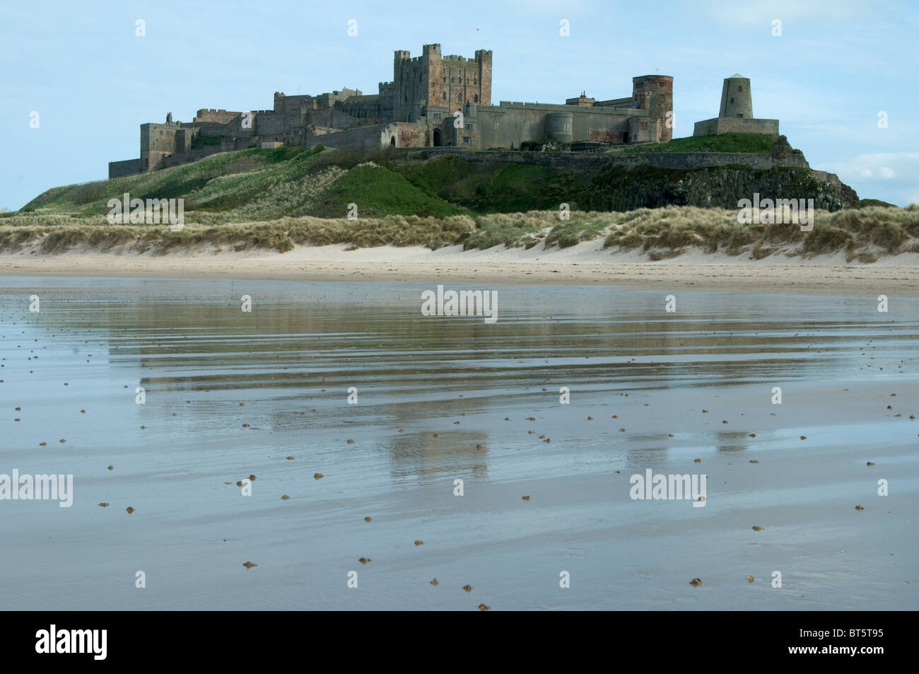 Il castello di Bamburgh estate REGNO UNITO GB Regno Unito Gran Bretagna Inghilterra inglese antico, architettura, bamburgh, spiaggia, grande, blu, BRI Foto Stock