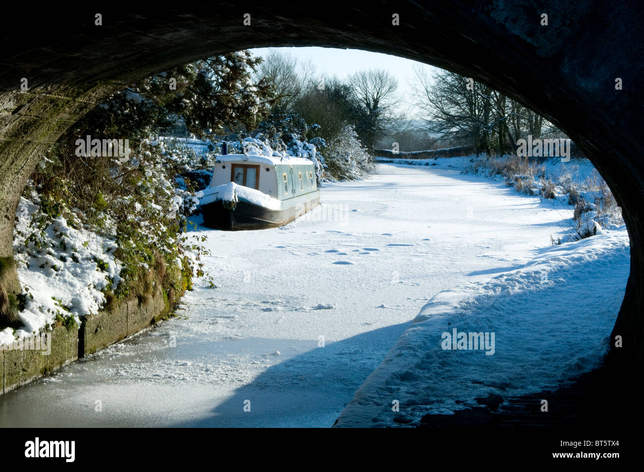 Congelati canal neve ghiaccio ponte barca stretta home freddo gelo di congelamento UK Regno Unito Inghilterra Europa GB Gran Bretagna EUROPEI DELL'UNIONE EUROPEA Foto Stock