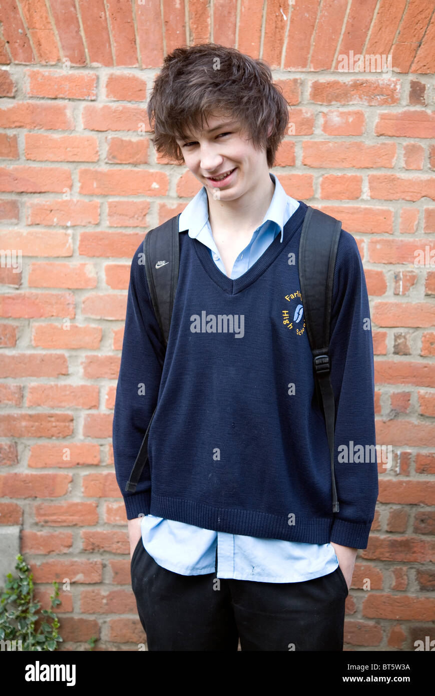 Ragazzo adolescente che indossa blu navy uniformi scolastiche Foto Stock