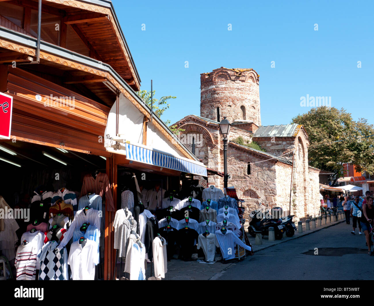 Boutique dalla chiesa di San Giovanni Battista, Nessebar, Bulgaria Foto Stock