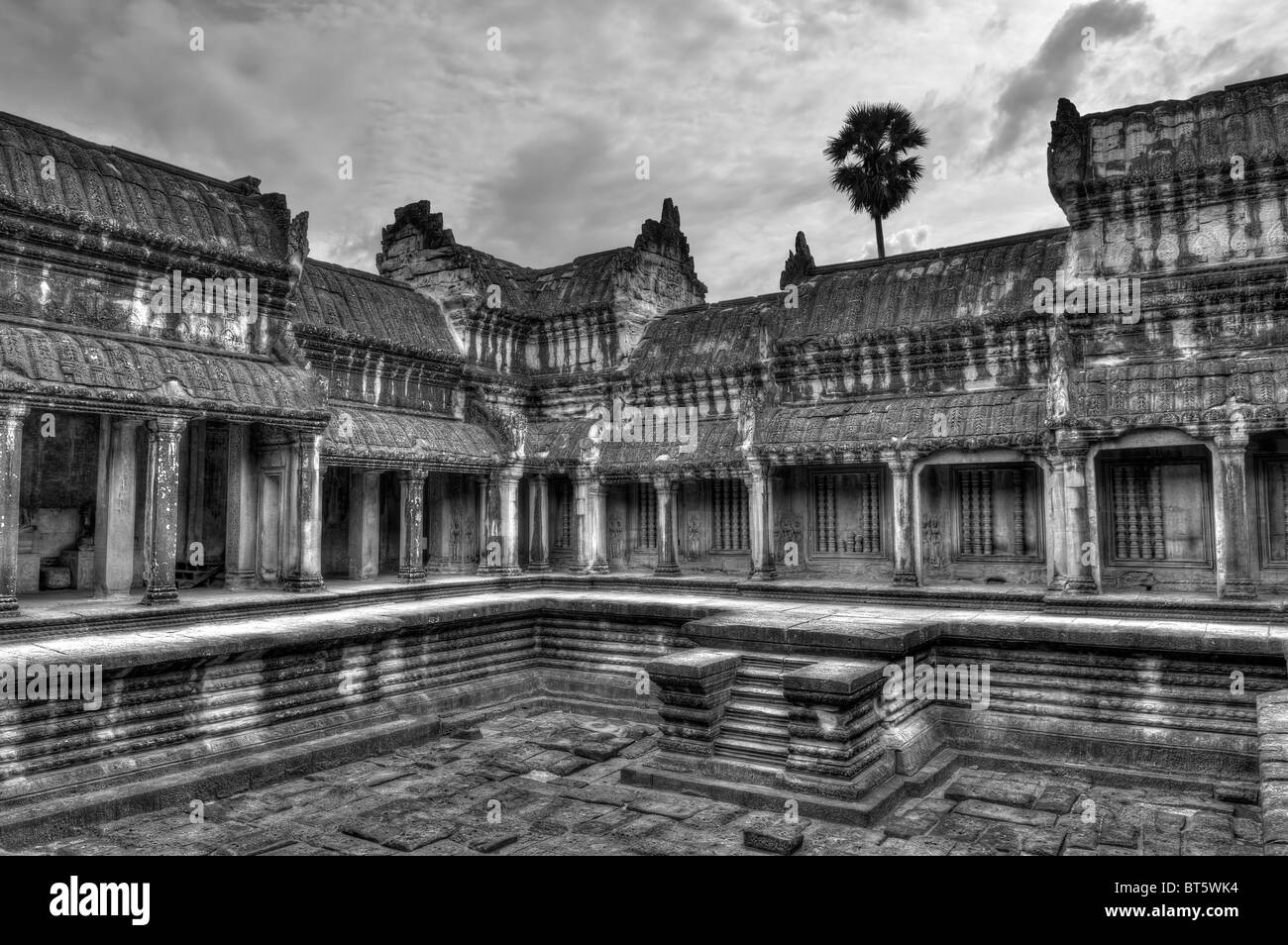 Uno dei quattro chiostri interni e la piscina nella Sala dei mille Buddha Angkor Wat, Cambogia Foto Stock