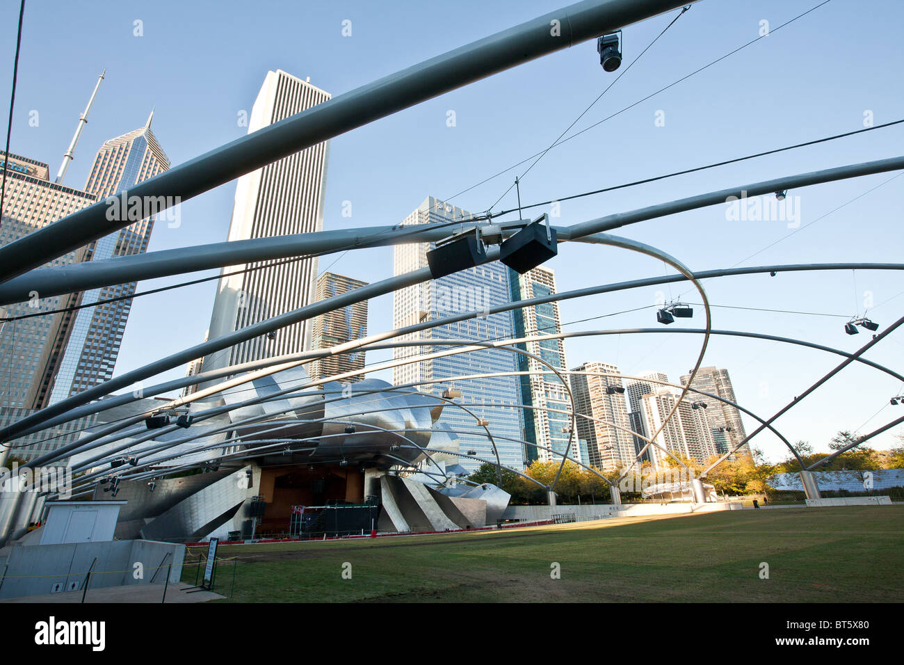 Jay Pritzker Pavilion progettato da Frank Gehry nel Millennium Park di Chicago, IL, Stati Uniti d'America. Foto Stock