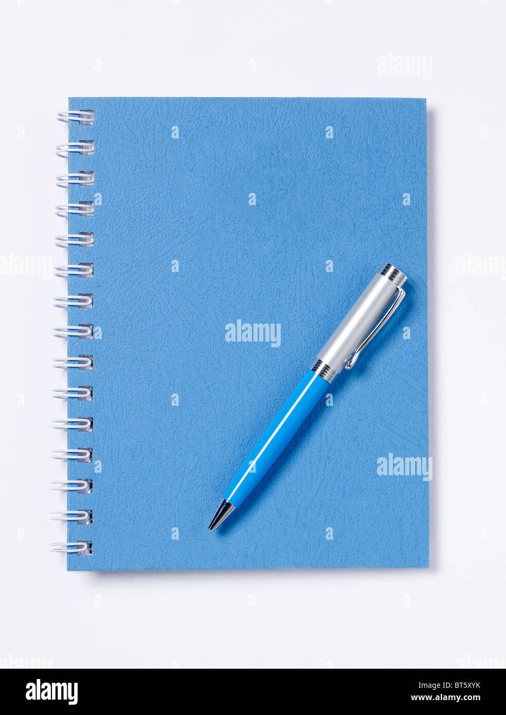 Blu a spirale libro mastro diario con penna vista in elevazione Foto Stock