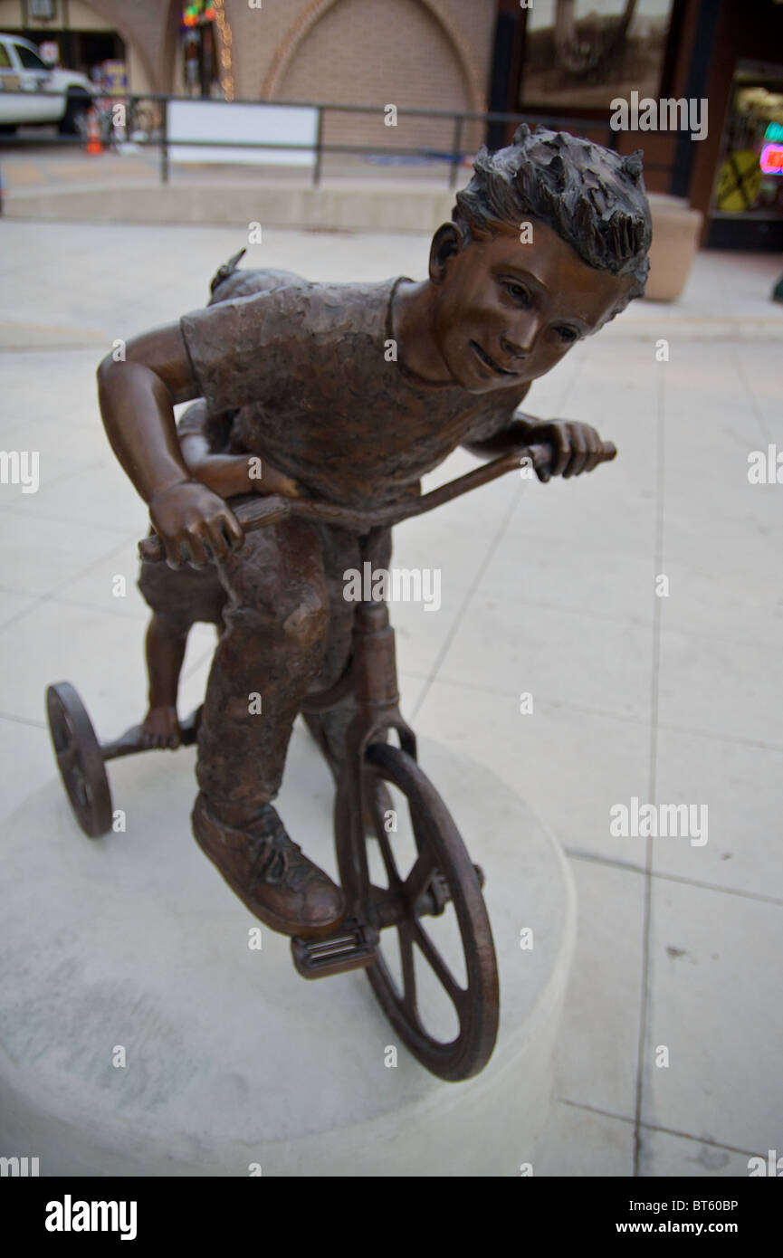 Una statua di bambini su un triciclo a Boulder City, Nevada Foto Stock