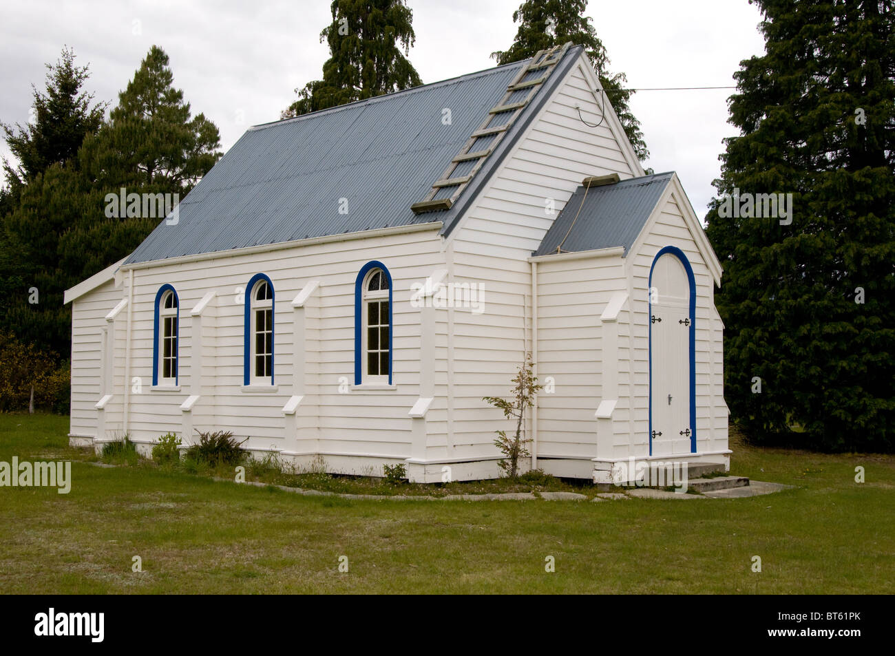 Telaio in legno chiesa NZ NUOVA ZELANDA white piccola isola del sud queenstown antica, architettura, bell, blu, marrone, edificio churc Foto Stock