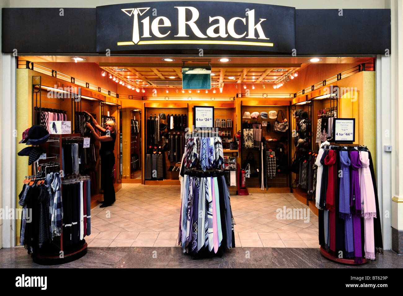 Tie rack shop ingresso anteriore Trafford Centre Regno Unito Regno Unito Inghilterra Europa GB Gran Bretagna UE Unione europea selezionando Foto Stock