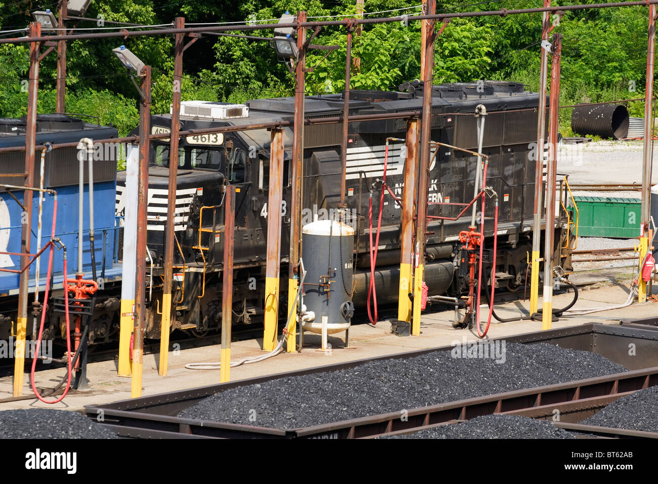 Un Norfolk Southern locomotiva di proprietà a una ferrovia stazione di rifornimento di carburante in un railyard in Dickinson, WV vicino a Charleston, West Virginia. Foto Stock