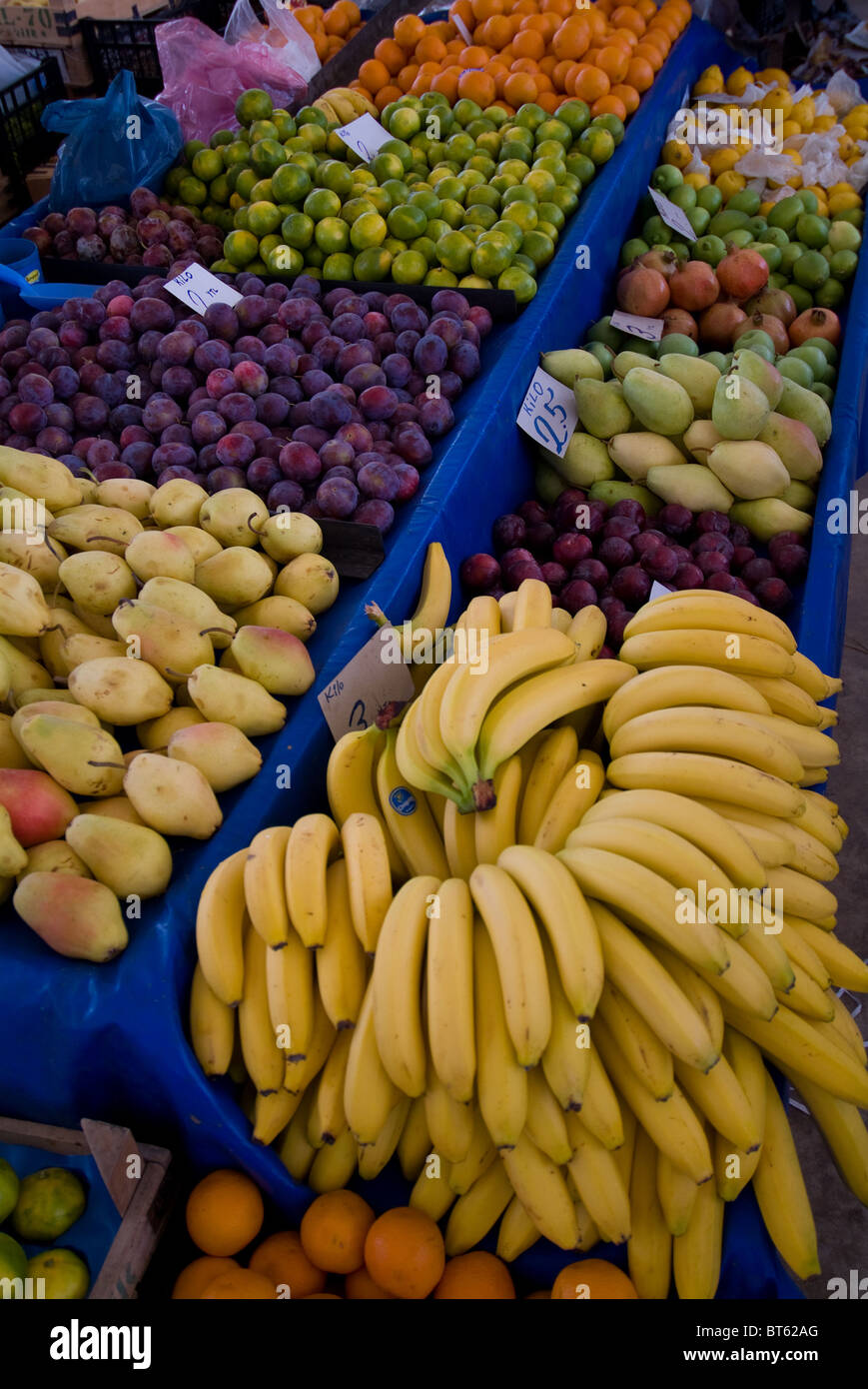 Freschi del mercato locale in stallo la Turchia produrre delicatezza regionali frutta verdura agricoltura, Apple, asiatici, sfondo banana Foto Stock