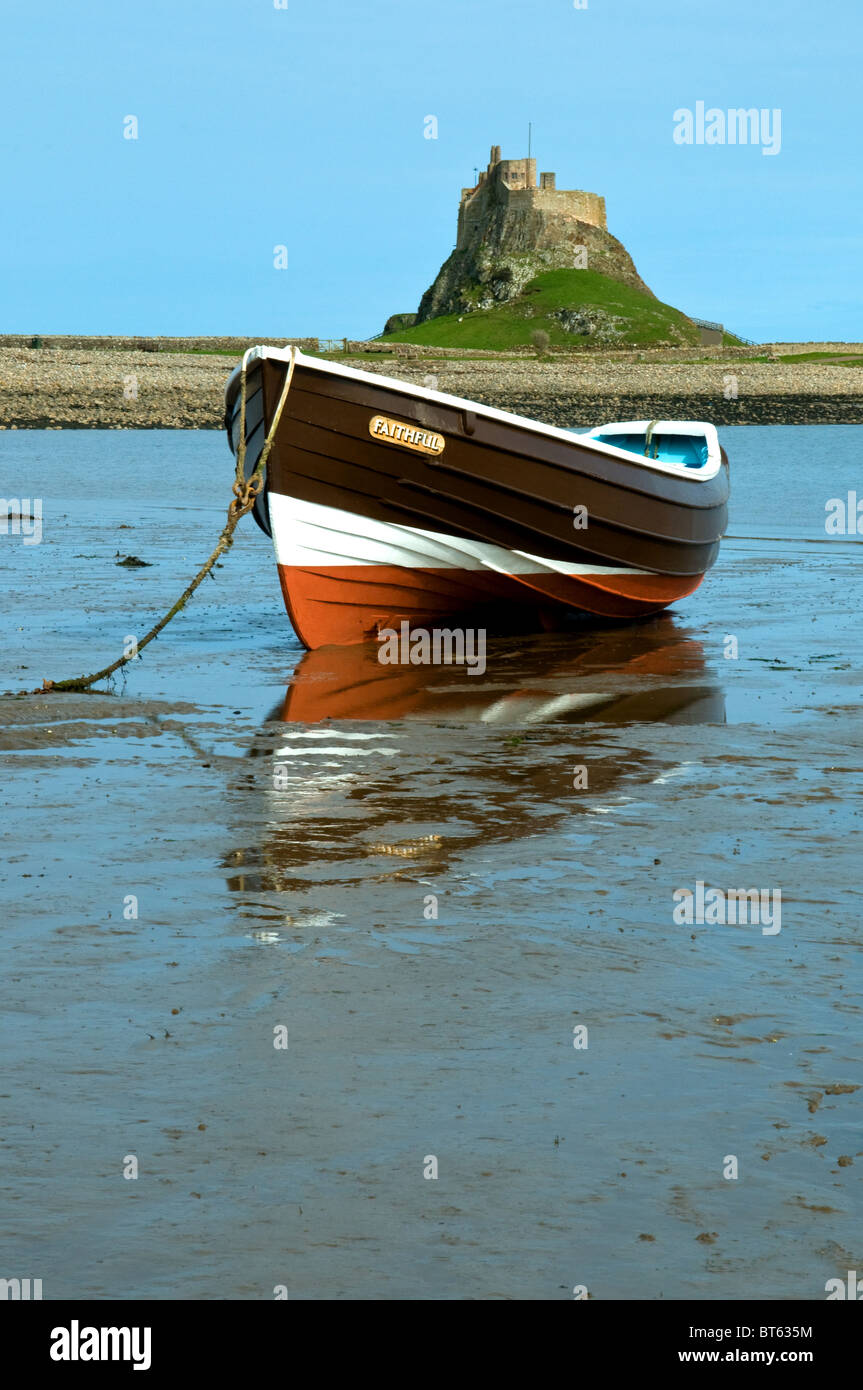 Aprire le barche a remi Lindisfarne isola di marea costa Nord Est Inghilterra Isola Santa, civile parrocchia. Parker Cronaca di Peterborough Ch Foto Stock