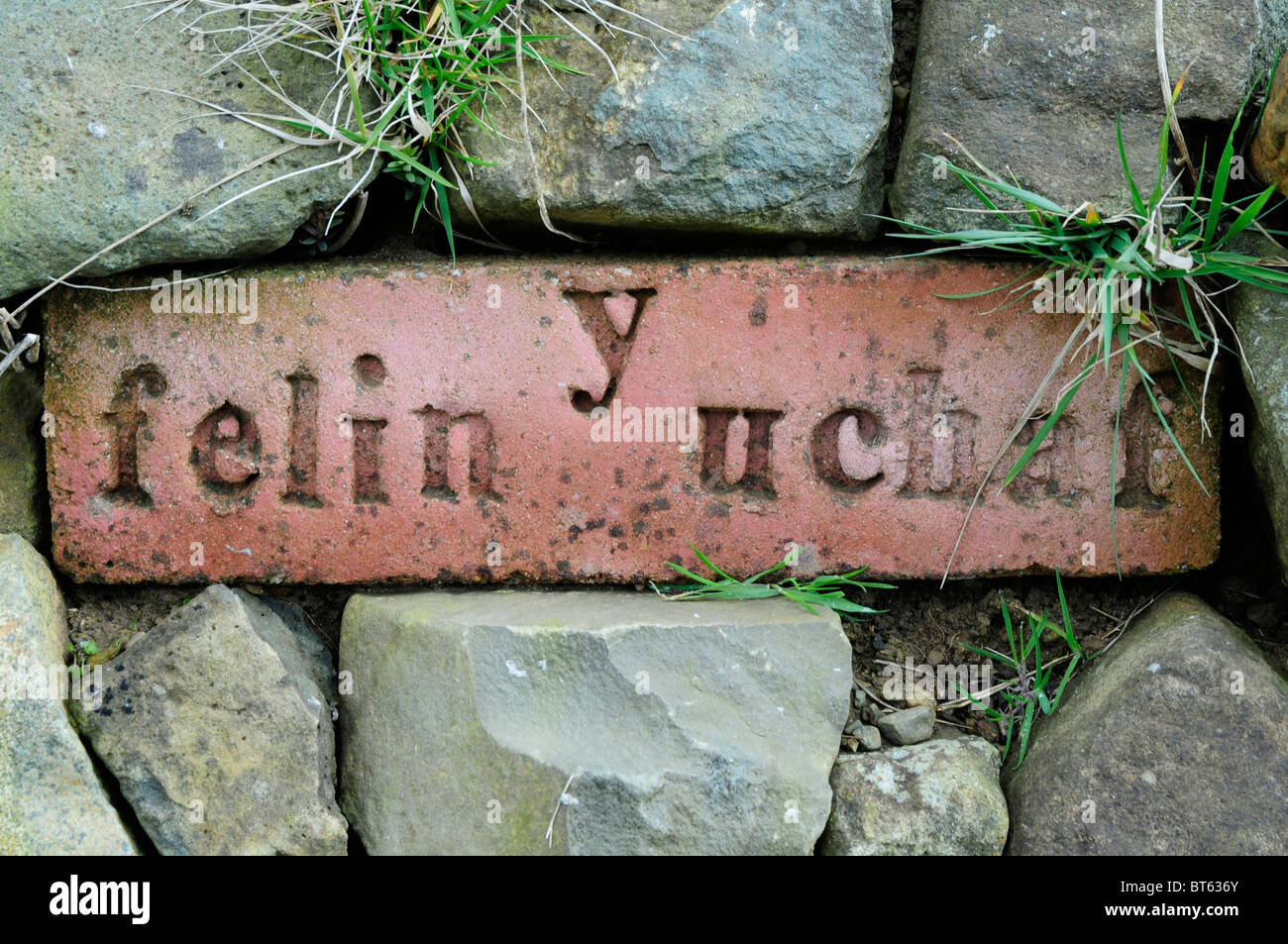 In mattoni in ceramica ceramica piastra nome logo Menter y Felin Uchaf Rhoshirwaun.Pwllheli, Gwynedd, LL53 8HS un Centro di Istruzione explorin Foto Stock