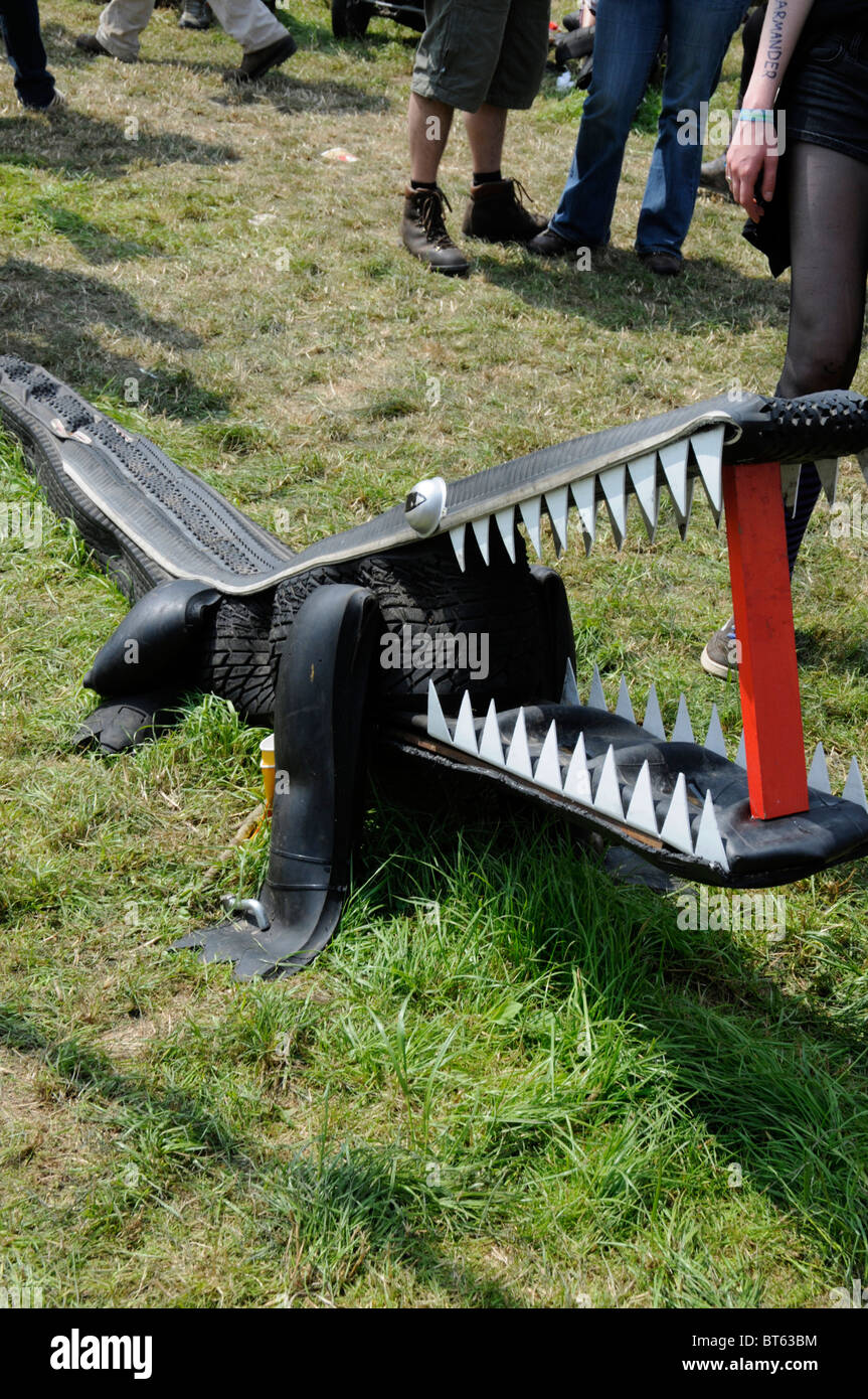 Crocodile aligator realizzato da auto pneumatico in gomma Foto Stock