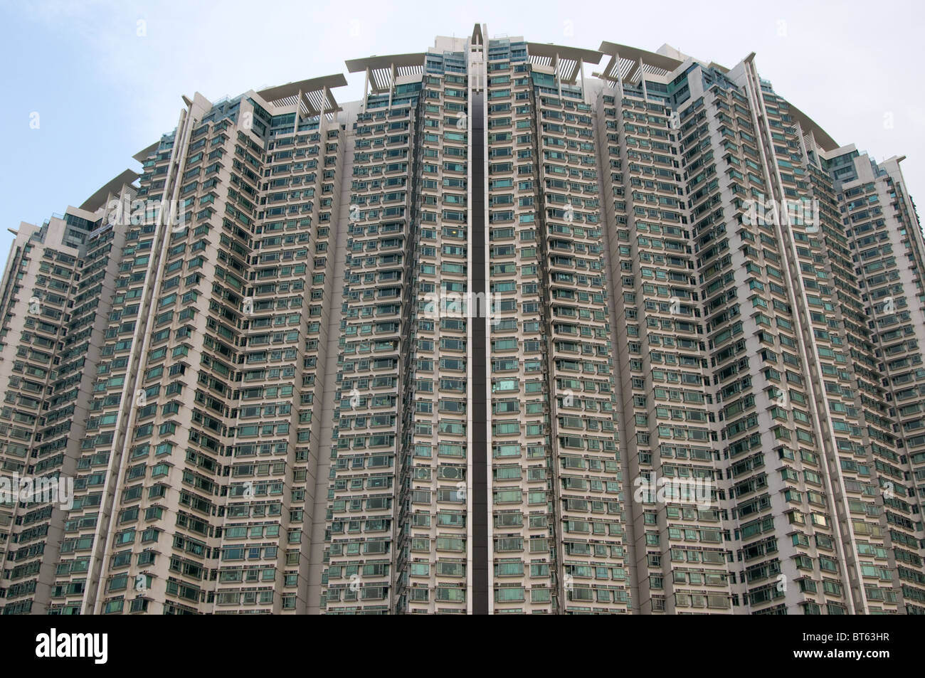 A torre alto Tung Chung Kin Road, Hong Kong raschiatore sky costa caraibica Housing Development si affaccia su hong kong airp Foto Stock