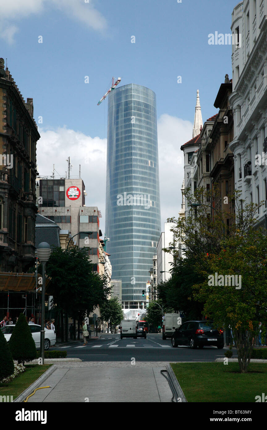 Vista della Torre Iberdrola, da Plaza Moyua, Bilbao, Spagna Foto Stock