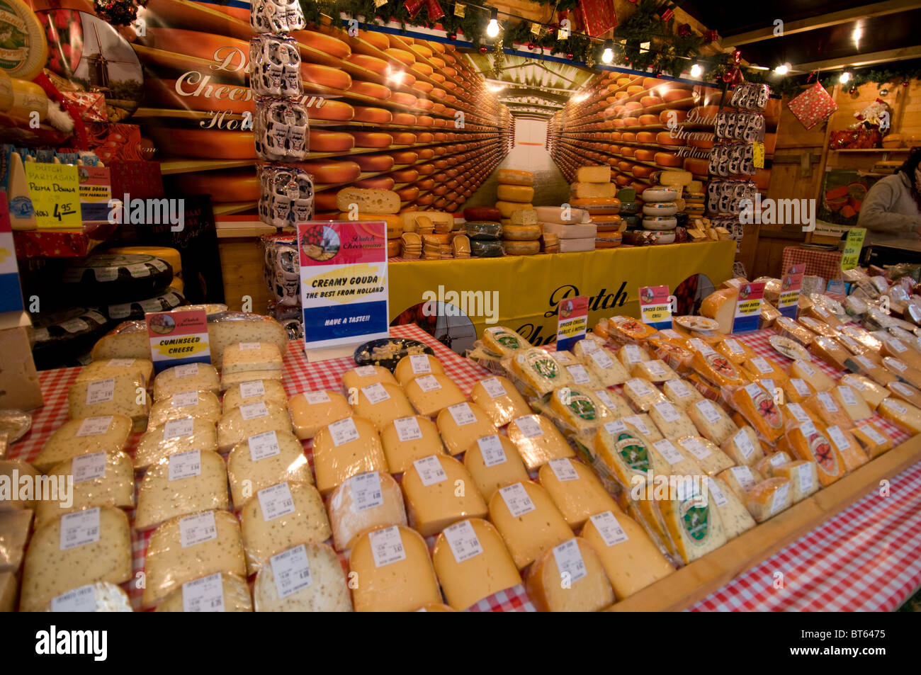 Xmas mercato chritmas manchester stallo tedesco 2010 cesto regalo formaggio edam Foto Stock