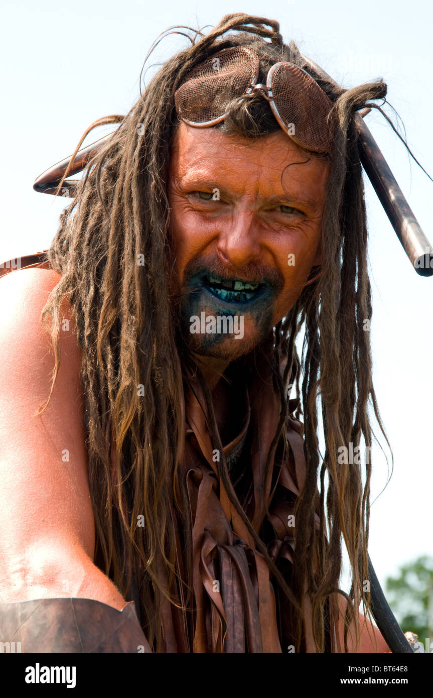 2010 Glastonbury Festival of Contemporary Performing Arts Festival dreadlocks insetto bizzarro stilt walker bronzo marrone oro Foto Stock