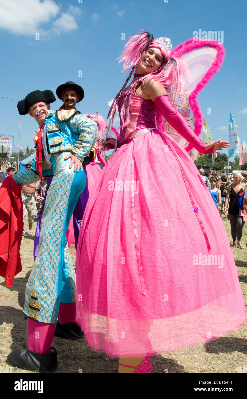 2010 Glastonbury Festival of Contemporary Performing Arts Festival bull fighter rosso toreador cape spagna spagnolo fata ragazza di colore rosa Foto Stock