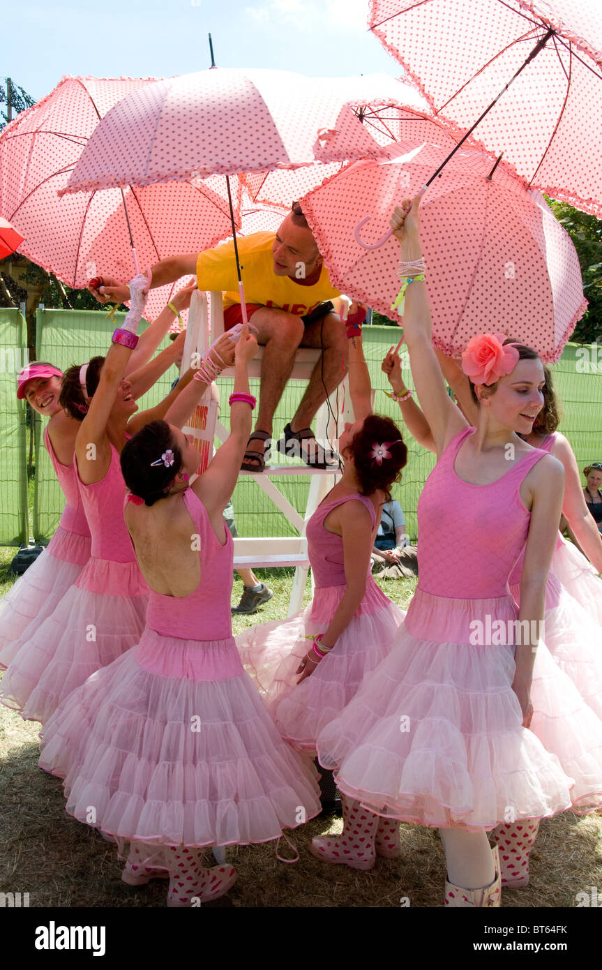 2010 Glastonbury Festival of Contemporary Performing Arts Festival troupe ragazze abiti rosa ombrelloni ballerine di danza atto Foto Stock