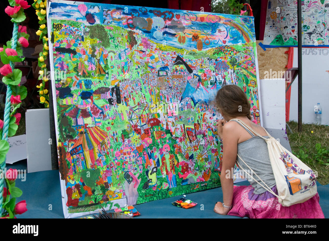 2010 Glastonbury Festival of Contemporary Performing Arts Festival fatto a mano gruppo colorato in illustrazione comunale di bambini Foto Stock