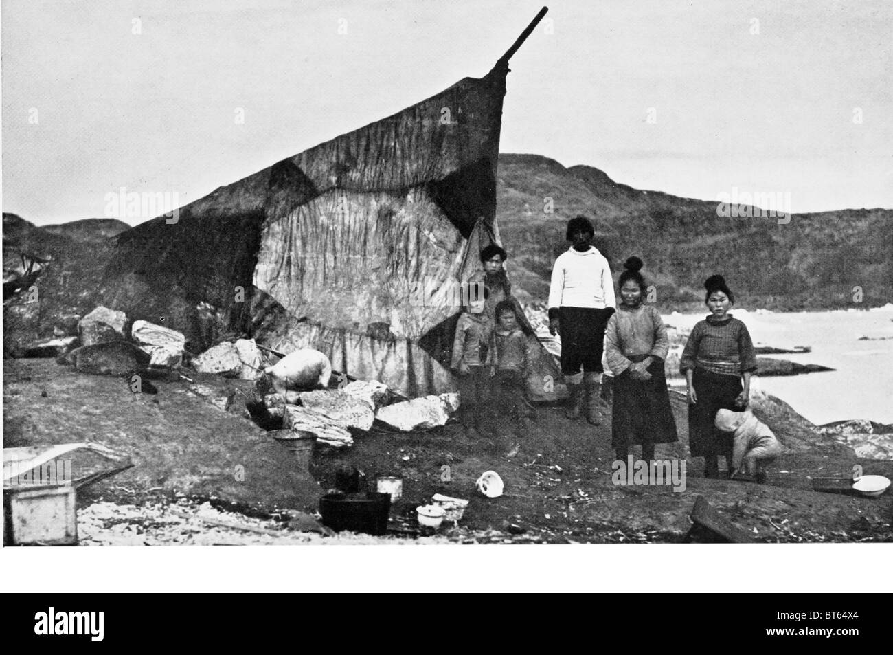 Eschimese estate tenda guarnizione di pelle pelle famiglia inuit artico Esquimaux popoli indigeni regione circumpolare Siberia Russia Al Foto Stock