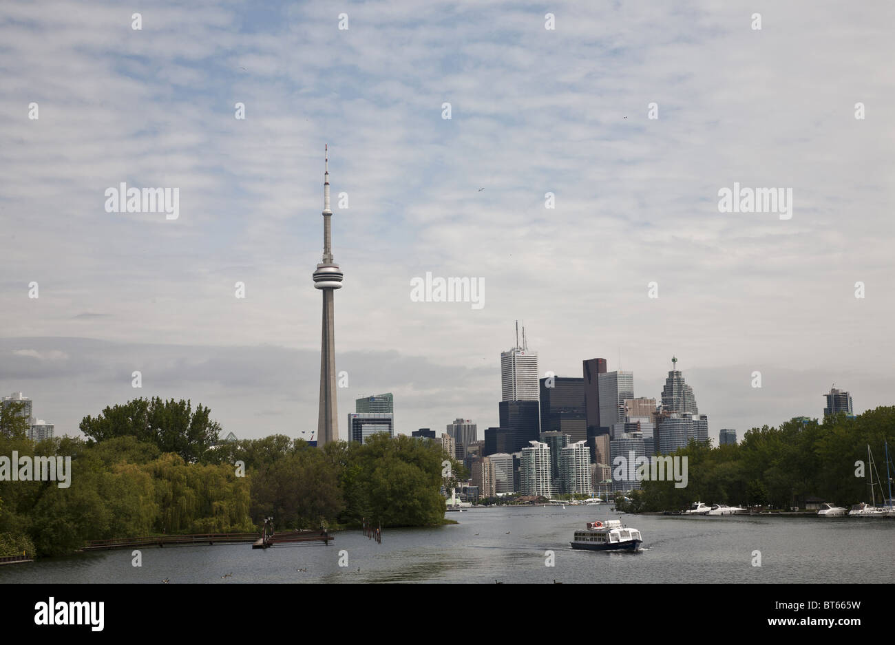 La CN Tower e lo skyline di Toronto dal lago Ontario Canada Foto Stock