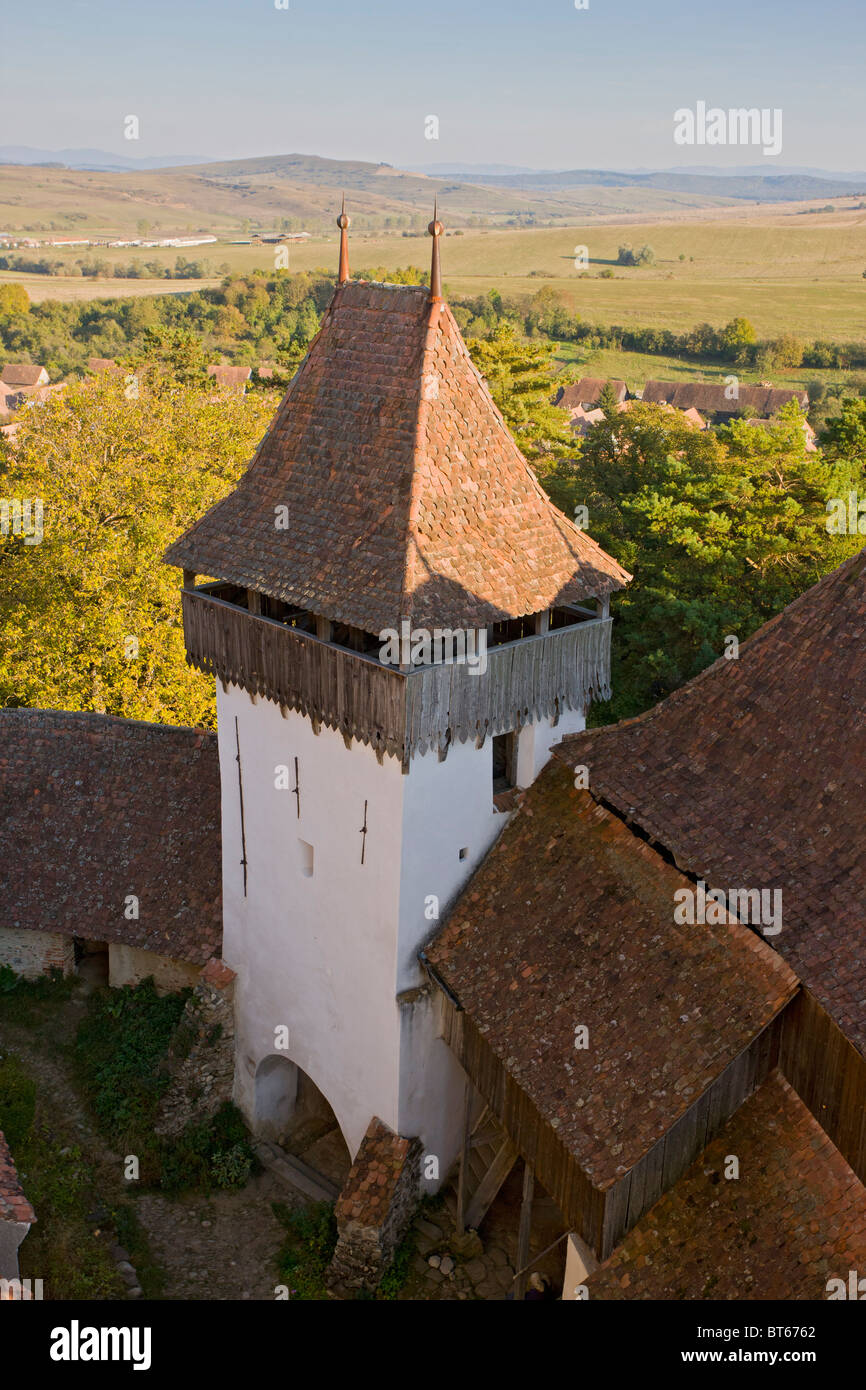 Vista dal fortificato chiesa sassone (sito Patrimonio Mondiale) nel vecchio villaggio sassone di Viscri, Transilvania, Romania Foto Stock
