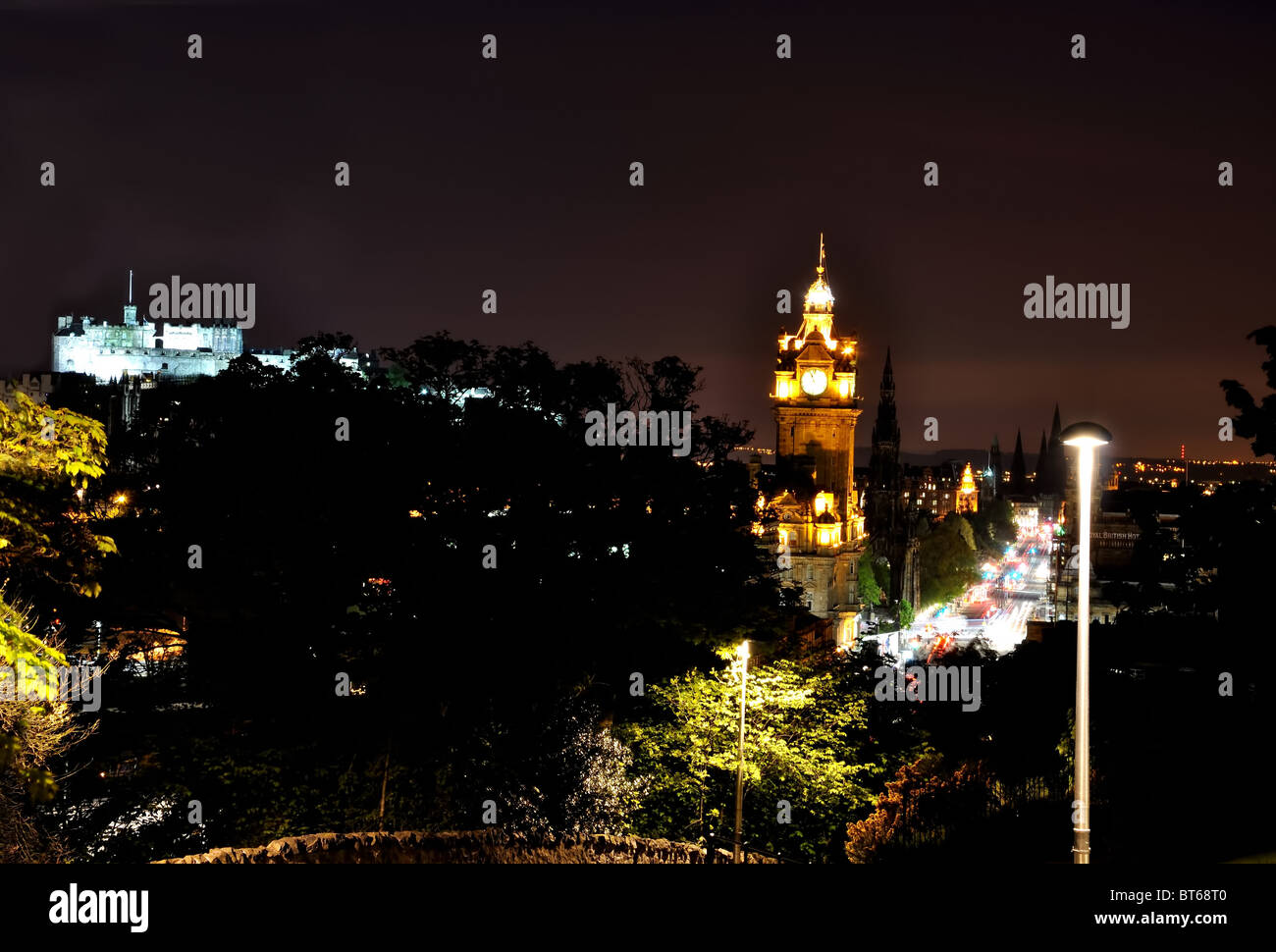 Vista sulla città di Edimburgo nella notte dal monumento nazionale, Scozia Foto Stock