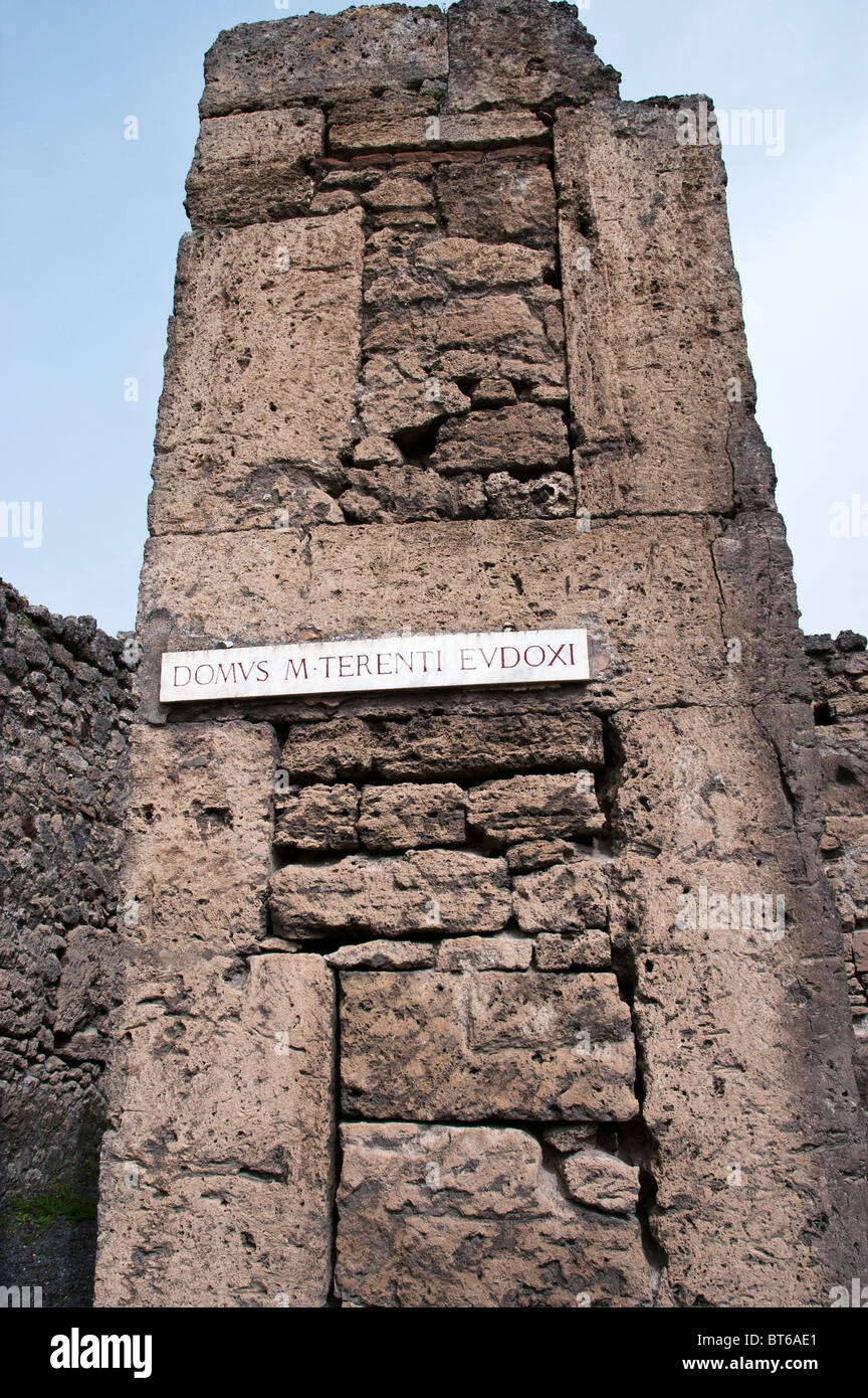 Verticali di blocchi di pietra orizzontale contengono strati di pietra in pietra miliare pilastro di una casa, Pompei, Italia Foto Stock