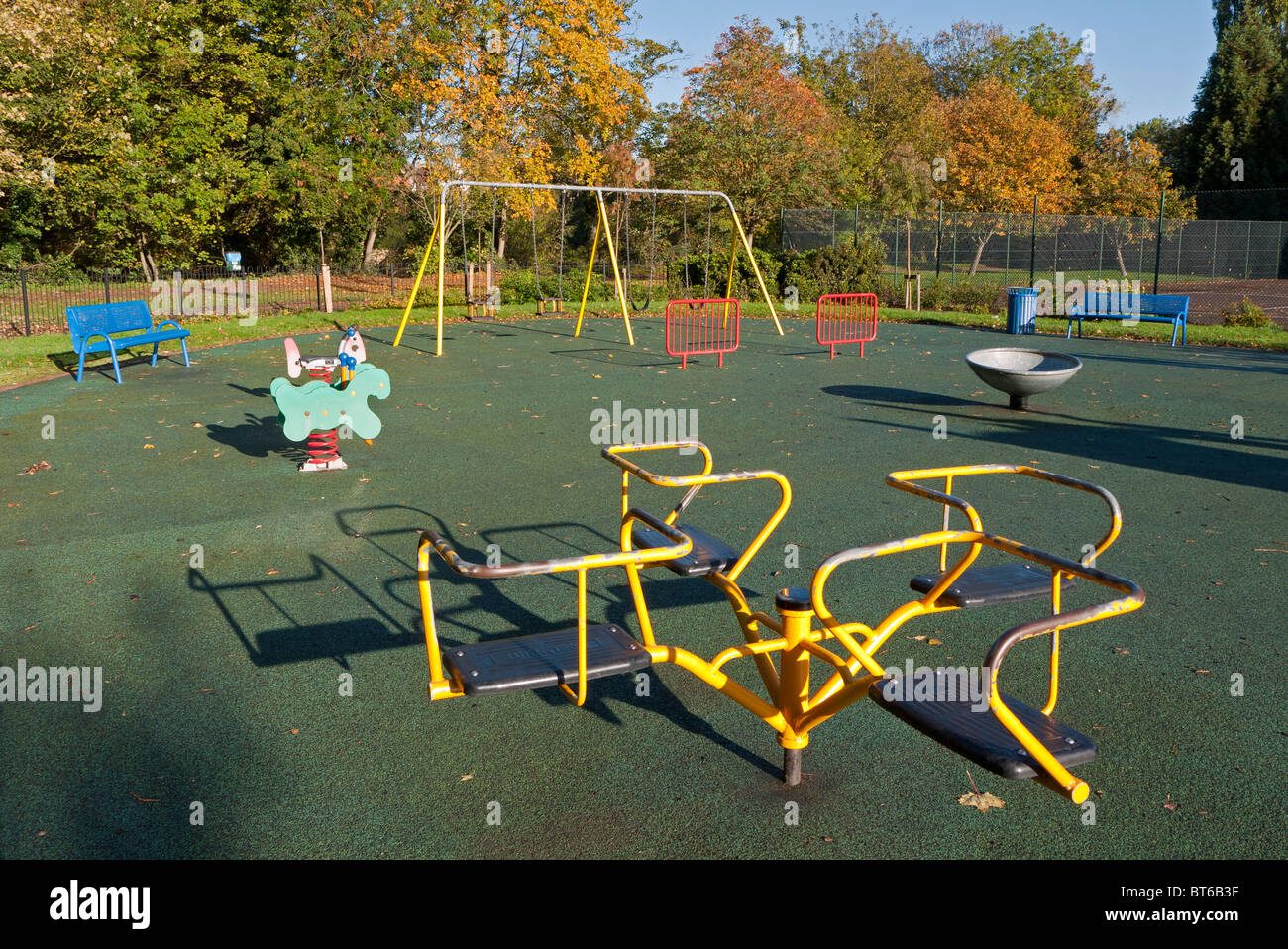 Svuotare il parco giochi a Abingdon, Autunno sunrise 1 Foto Stock