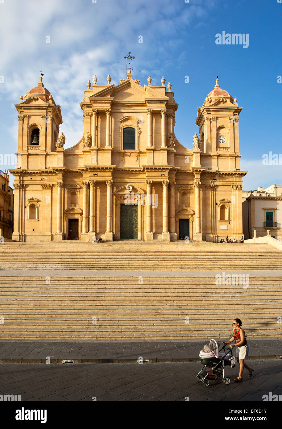 Santi Nicola e Corrado cattedrale, facciata, scala, Noto, Provincia di Siracusa, Sicilia, Italia Foto Stock