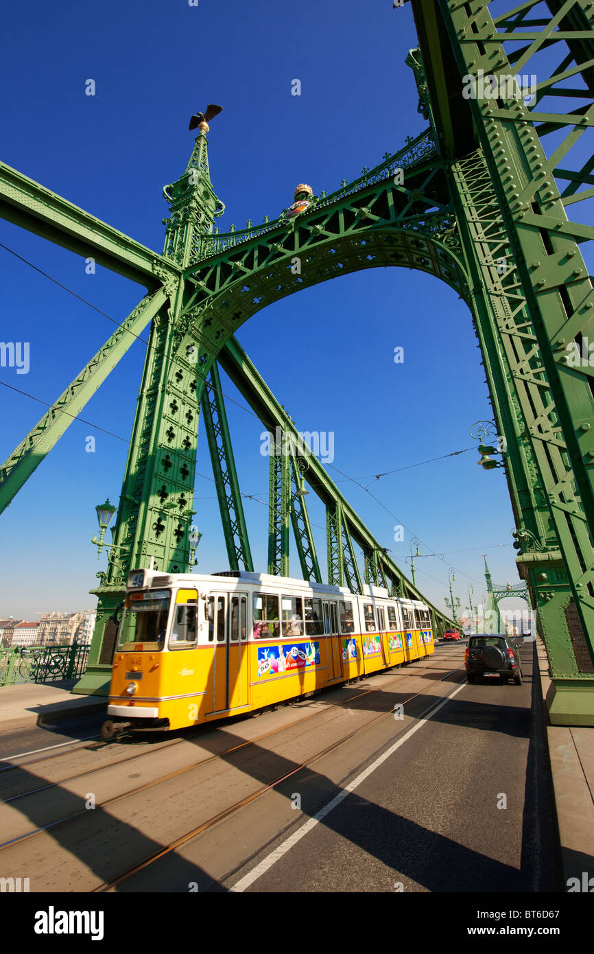 I tram sulla libertà o libertà ponte (Szabadság híd,). Budapest, Ungheria Foto Stock