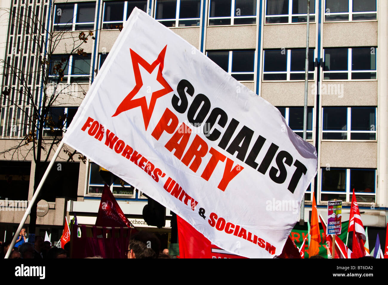 Partito socialista bandiera. Manifestazione contro il governo taglia, Belfast, 29 Settembre 2010 Foto Stock