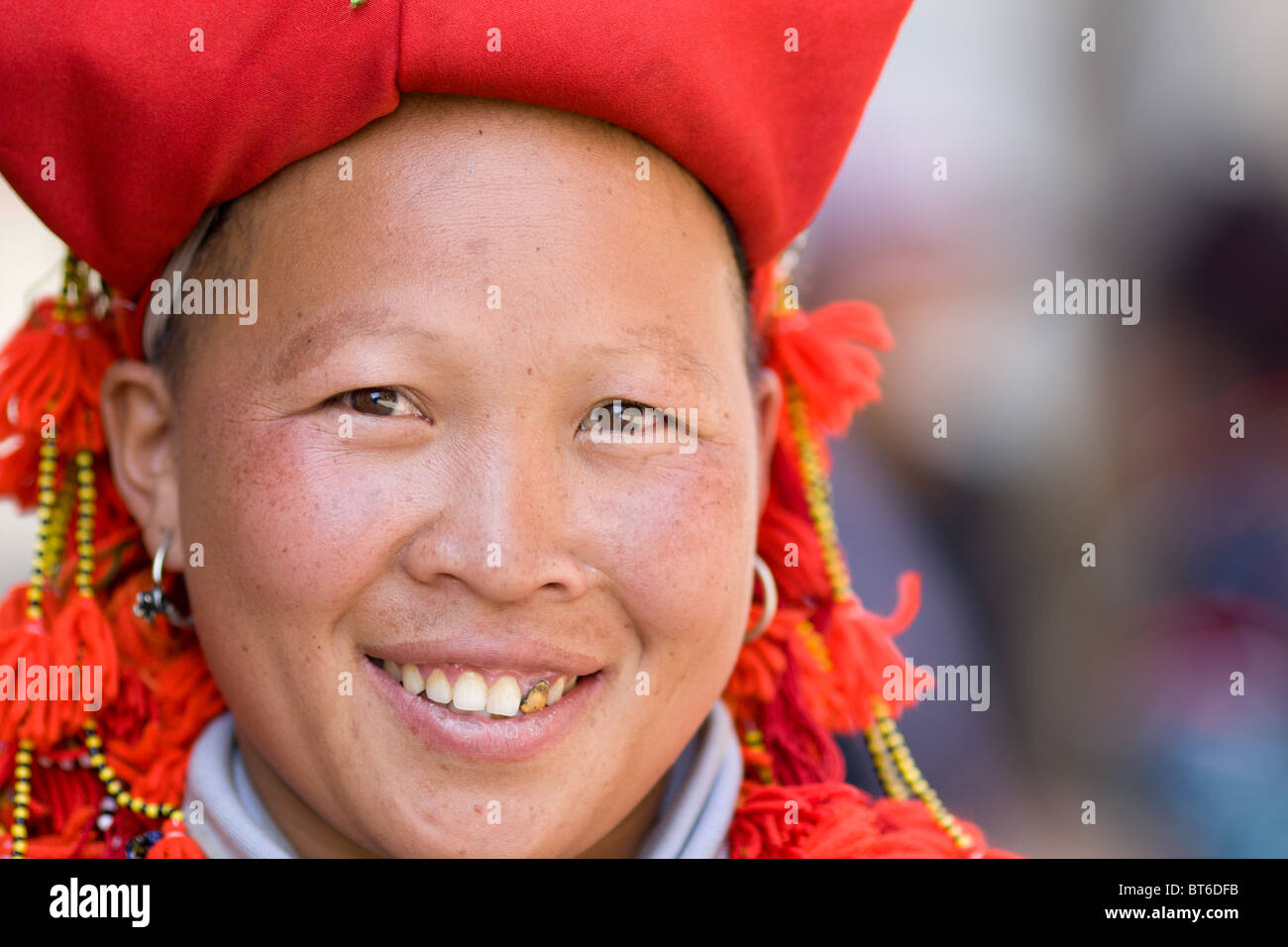 Un sorridente Dzao rosso donna di minoranza, SAPA, Vietnam Foto Stock