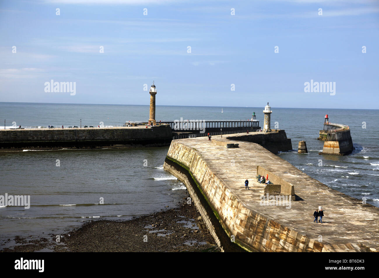 PEIR E NORTH BAY WHITBY NORTH YORKSHIRE WHITBY NORTH YORKSHIRE INGHILTERRA WHITBY North Yorkshire 04 Maggio 2010 Foto Stock