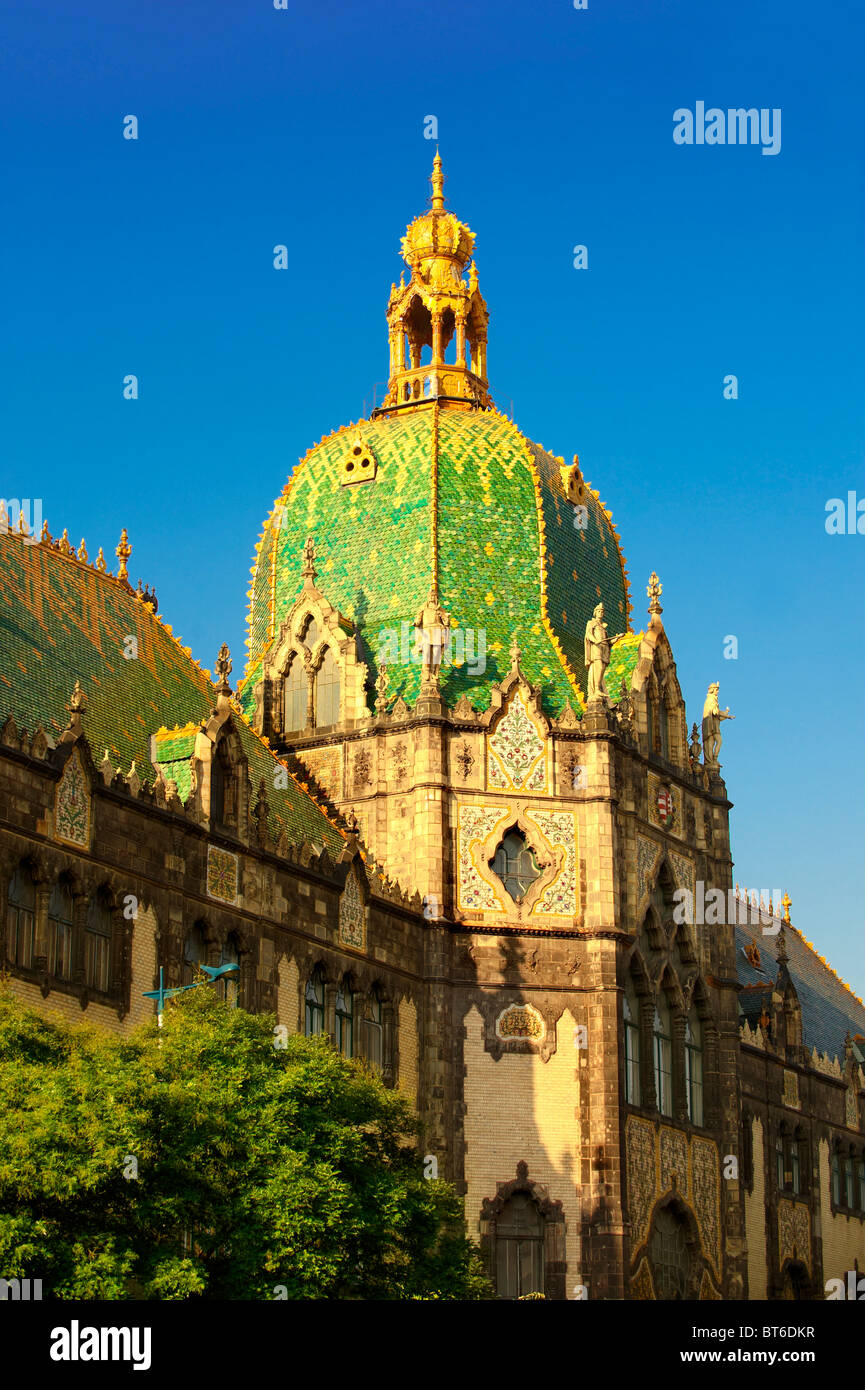 L Art Nouveau Museo di Arti Applicate con Zolnay tetto di tegole. Budapest Ungheria Foto Stock
