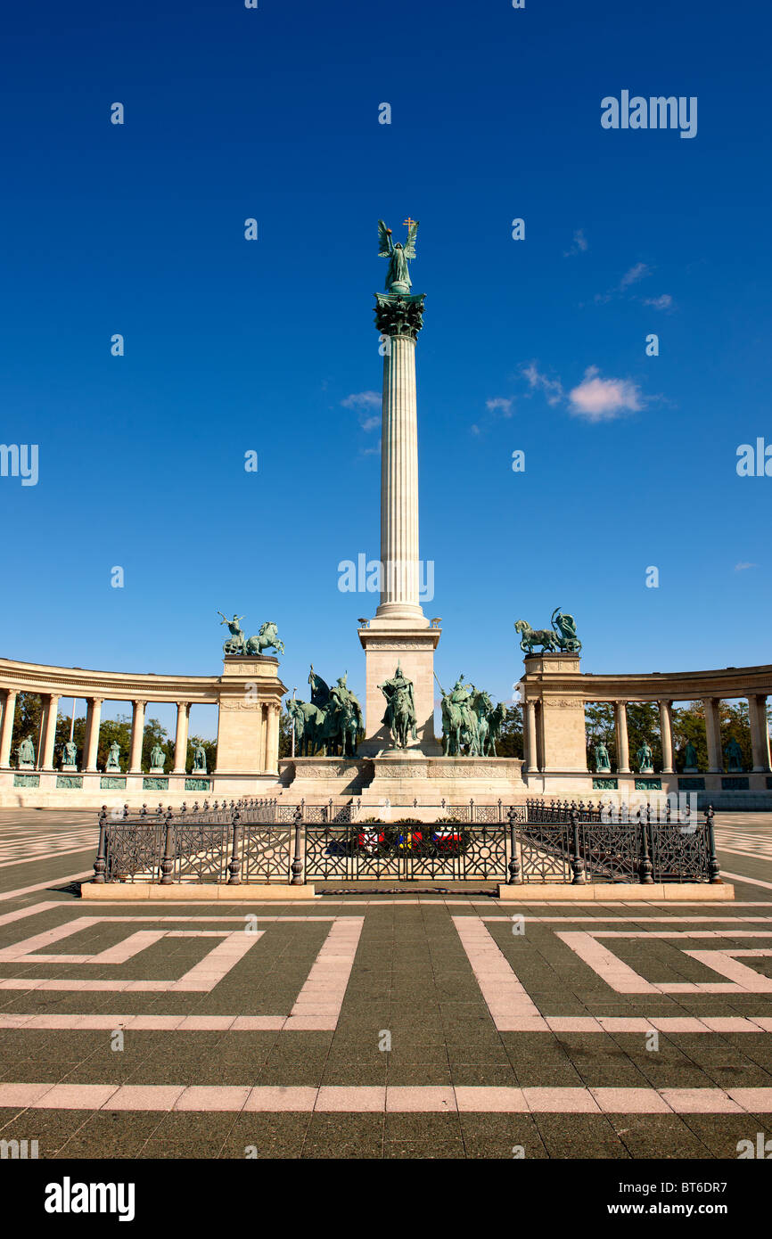 Il cenotafio e palazzo;l colonna Hősök tere, ( Piazza degli Eroi ), Budapest, Ungheria Foto Stock