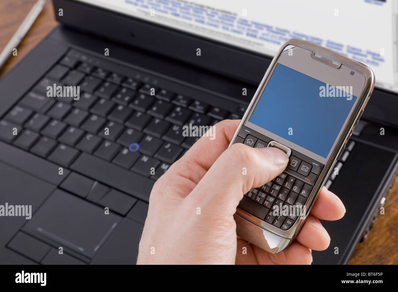 Il telefono cellulare e il computer portatile Foto Stock