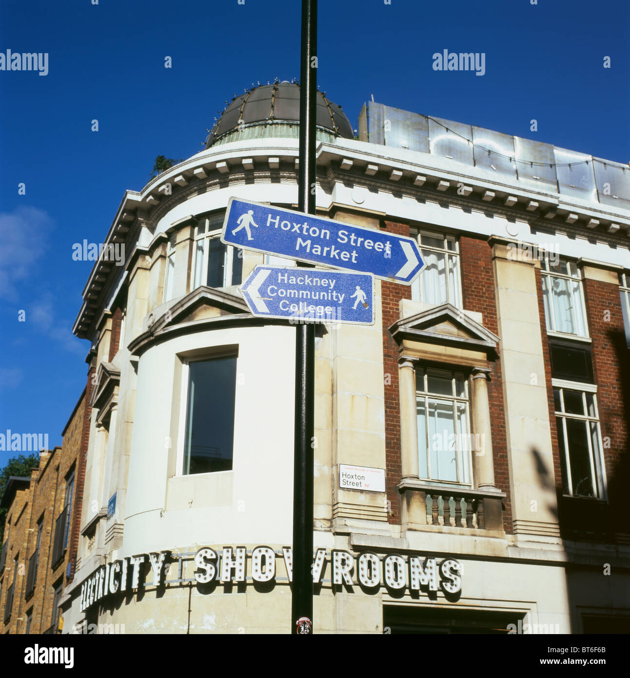 Segnaletica che conduce a Hoxton Street Market su Hoxton Street London N1 Inghilterra UK KATHY DEWITT Foto Stock