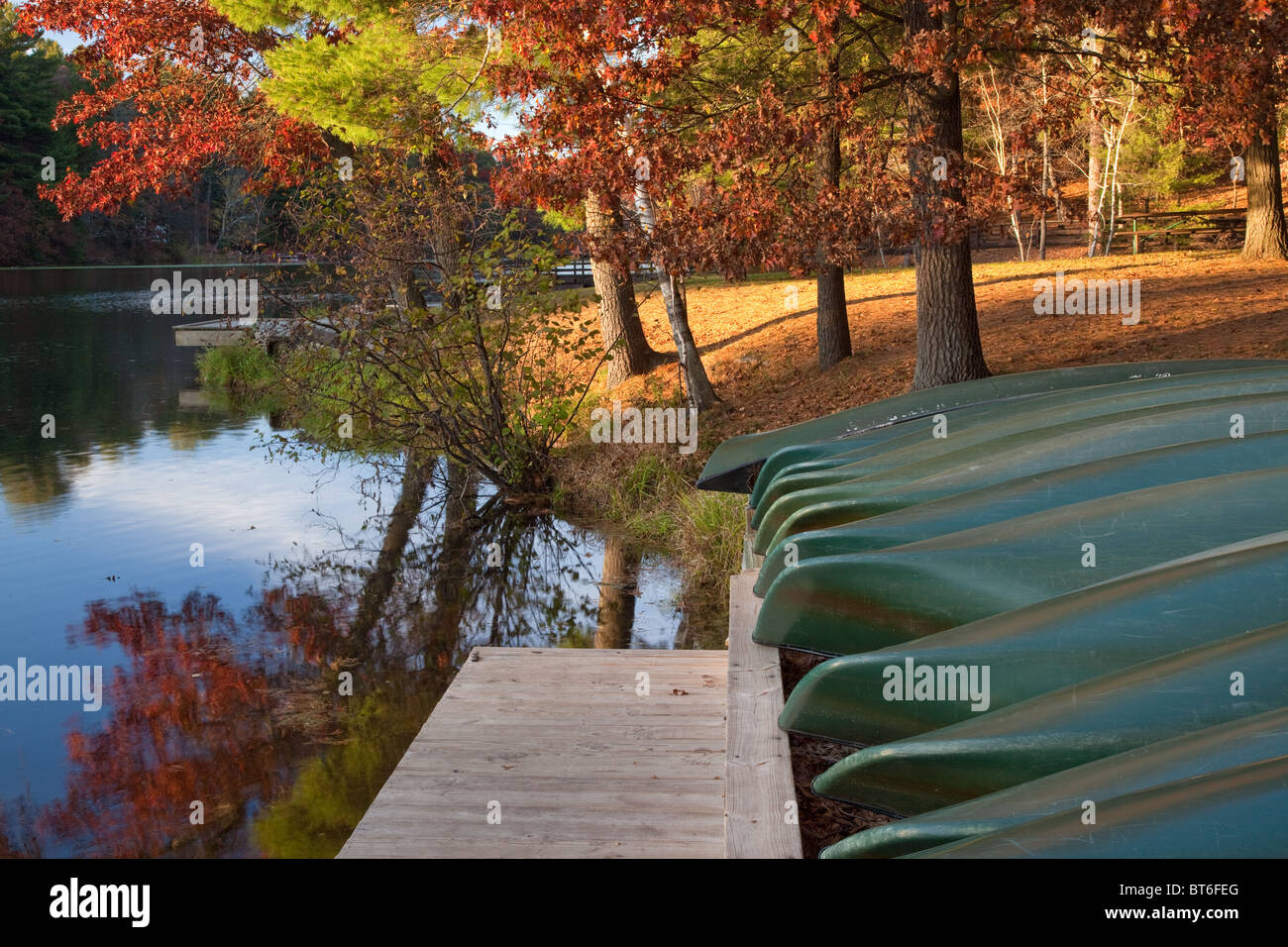 In canoa lungo il lago Specchio, specchio del lago del Parco Statale, Wisconsin Foto Stock