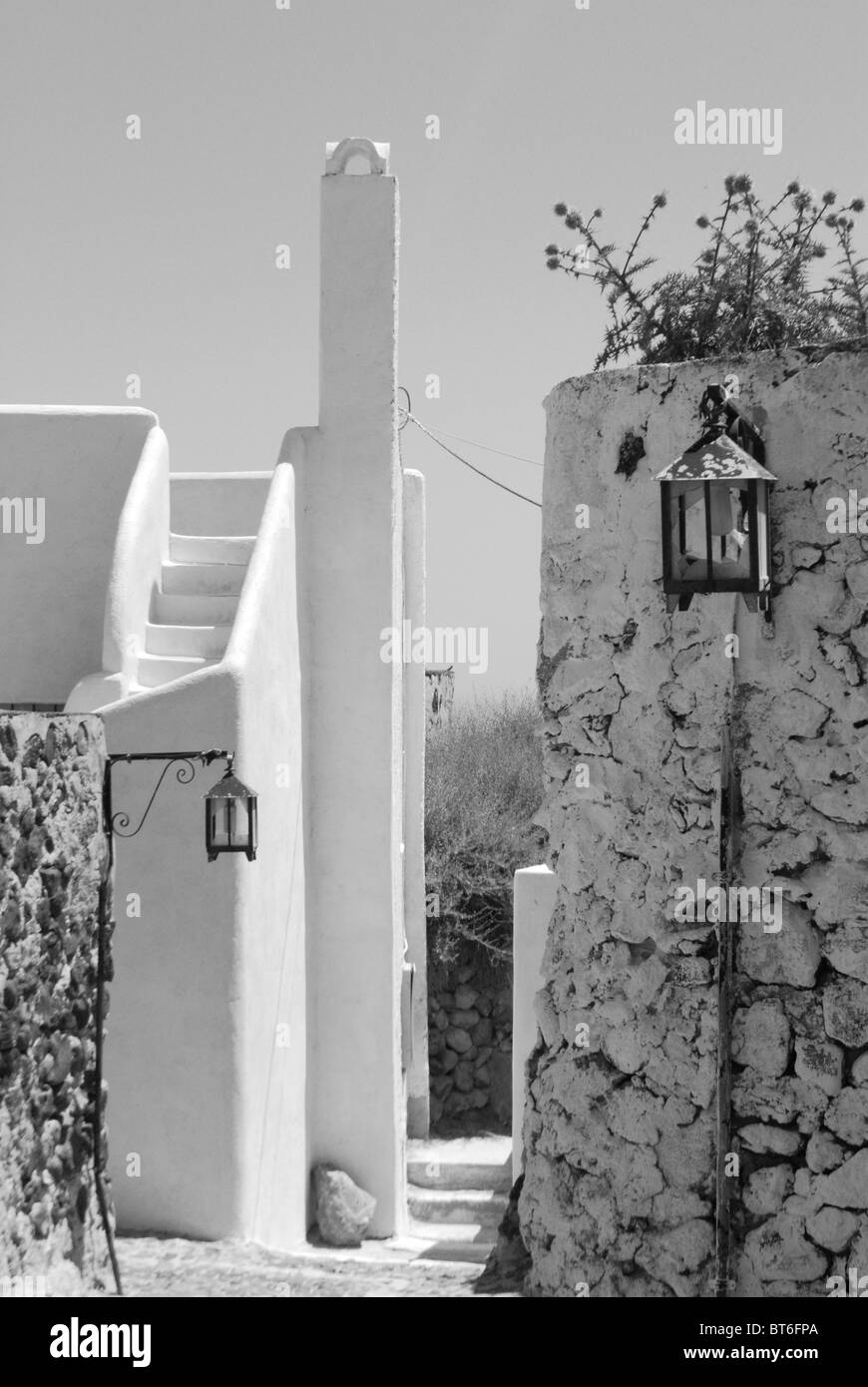 Una tranquilla strada di Pyrgos, Santorini, Grecia Foto Stock