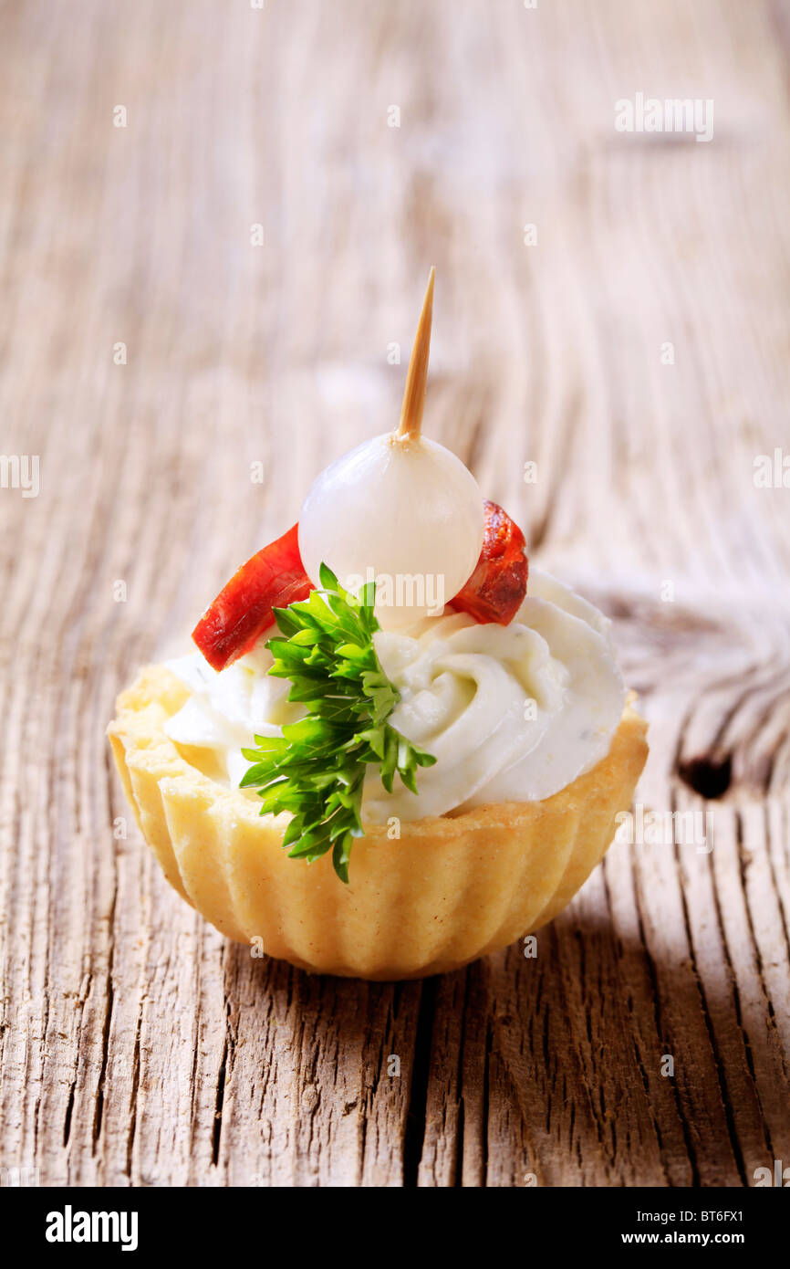 Crostata con guscio spread salato e rabboccato con salame e cipolle sott'aceto Foto Stock