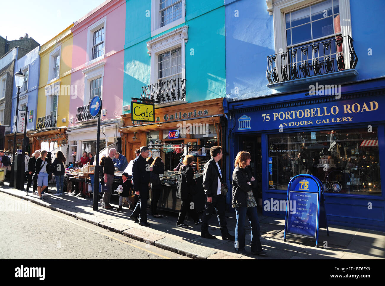 Persone che camminano in Portobello Road, London, Regno Unito Foto Stock