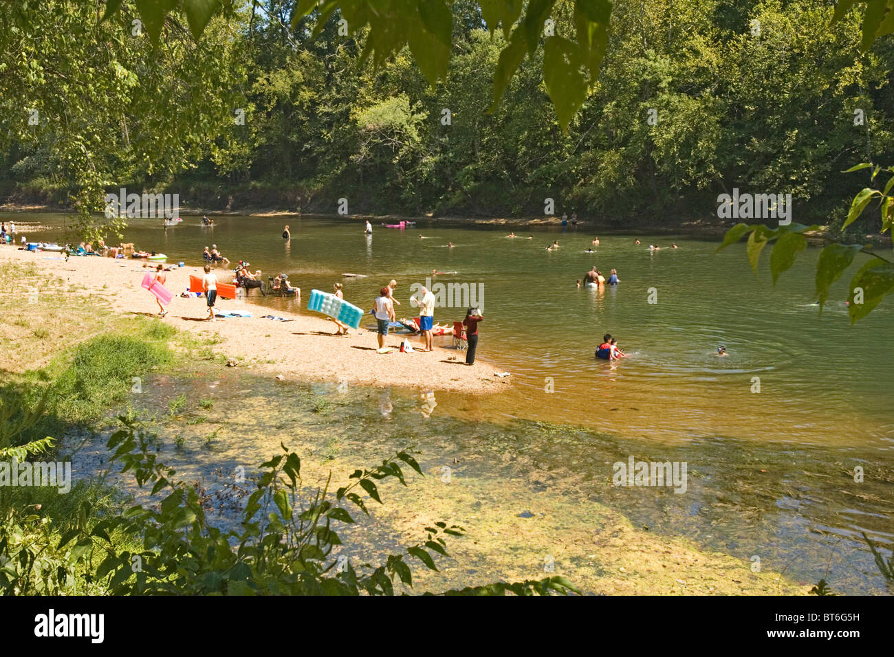 Il tubo interno, nuoto e trampolieri sono popolari passatempi weekend in tutto il Missouri durante l'umido nei mesi estivi. Foto Stock