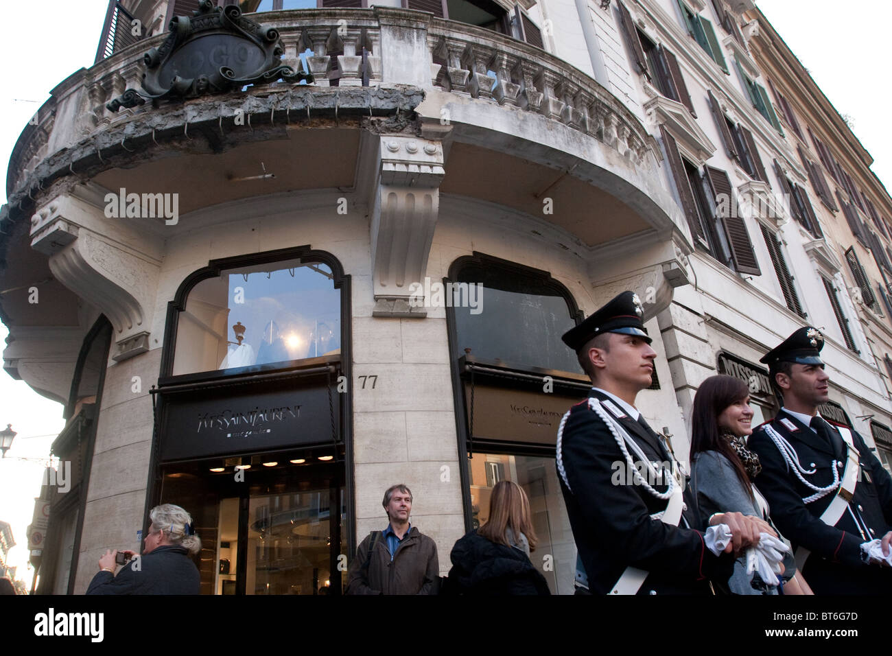 Yves Saint Laurent shop Roma Piazza di Spagna fashion store shopping via Condotti street poliziotti carabinieri pongono photo en Foto Stock